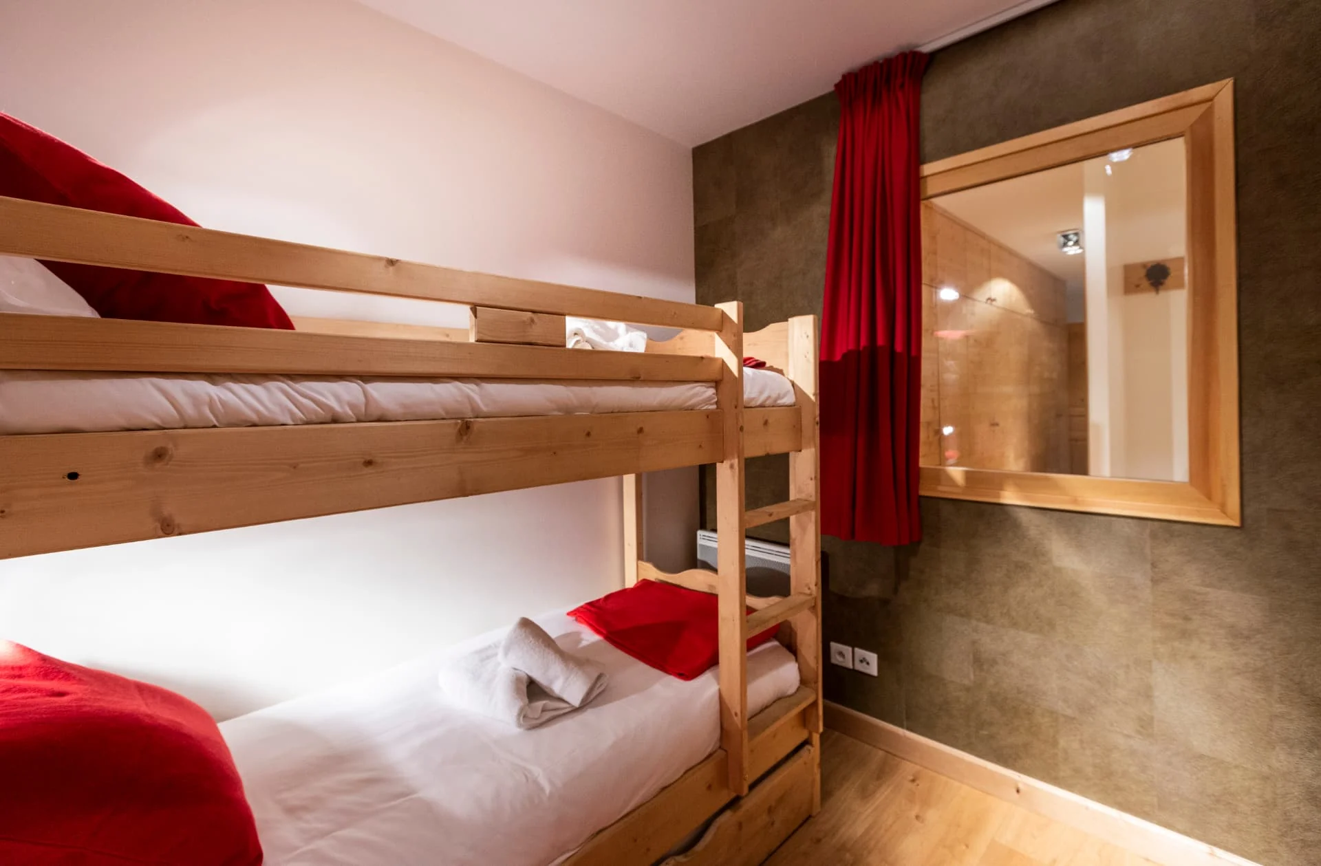 Chambre avec lits superposés de l'appartement Gélinotte, résidence Miravidi