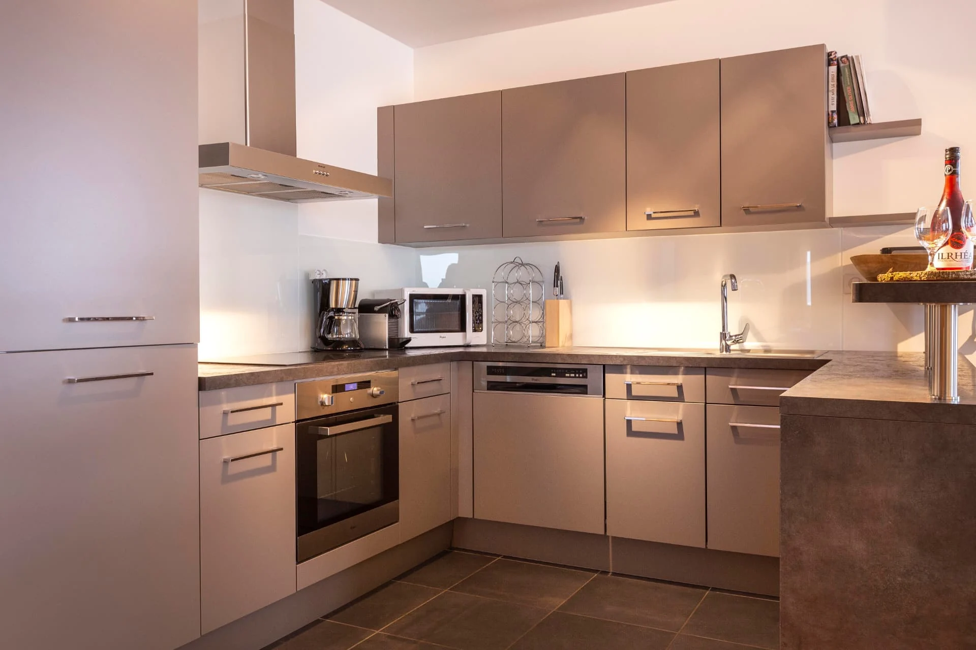 Cuisine ouverte entièrement équipée de l'appartement Roc Noir