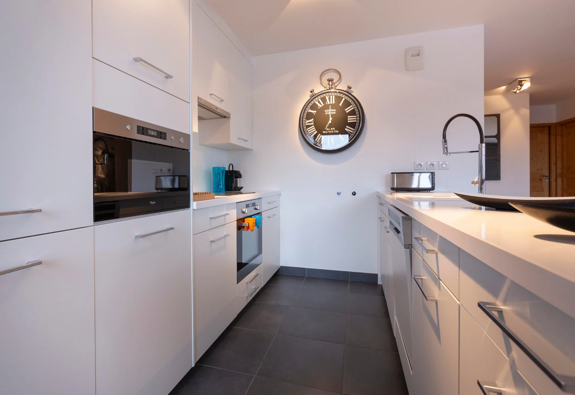 Cuisine entièrement équipée de l'appartement Chamois à la résidence Miravidi