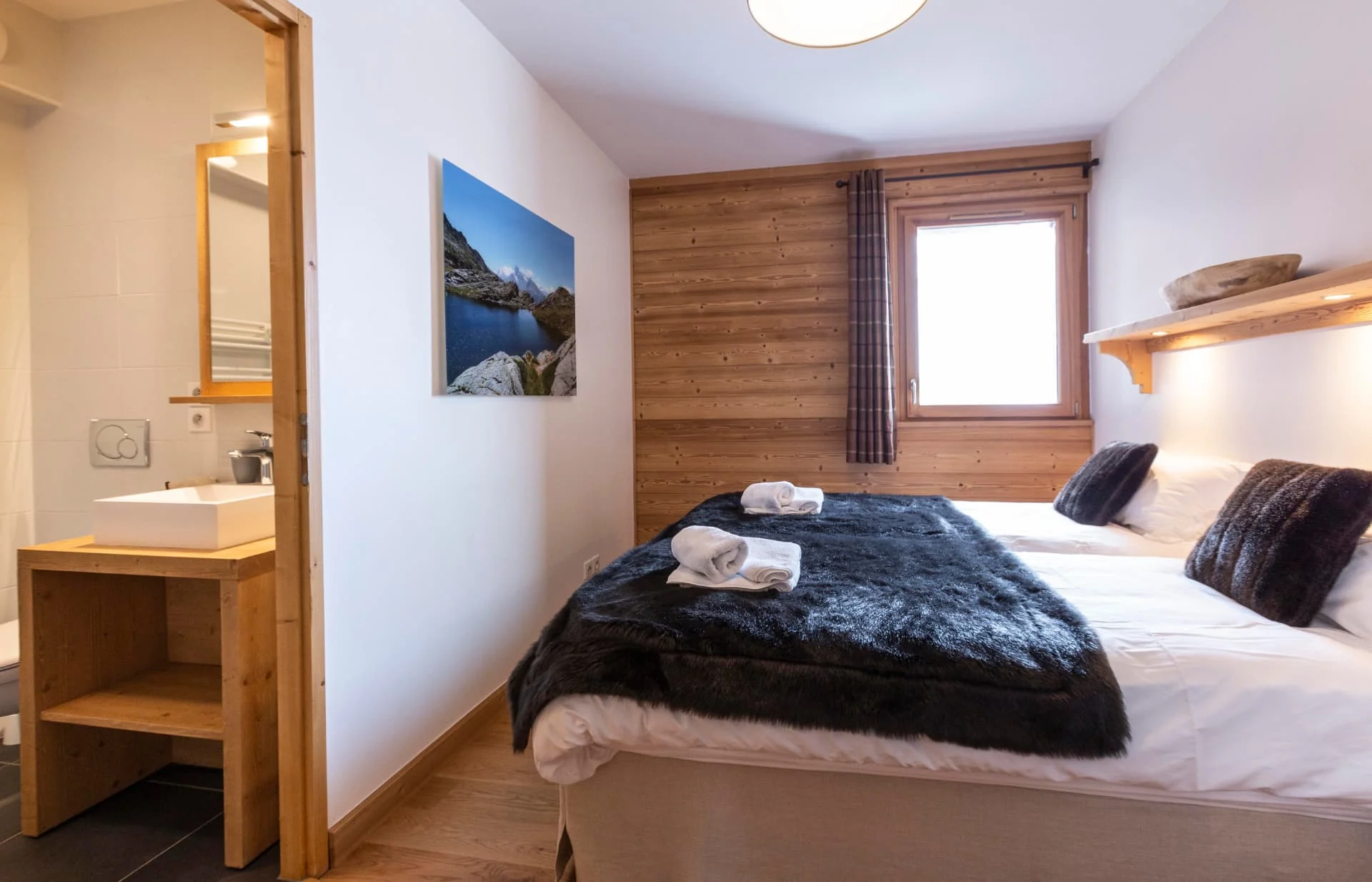 Chambre de l'appartement Lièvre Blanc avec lit double et salle d'eau privative