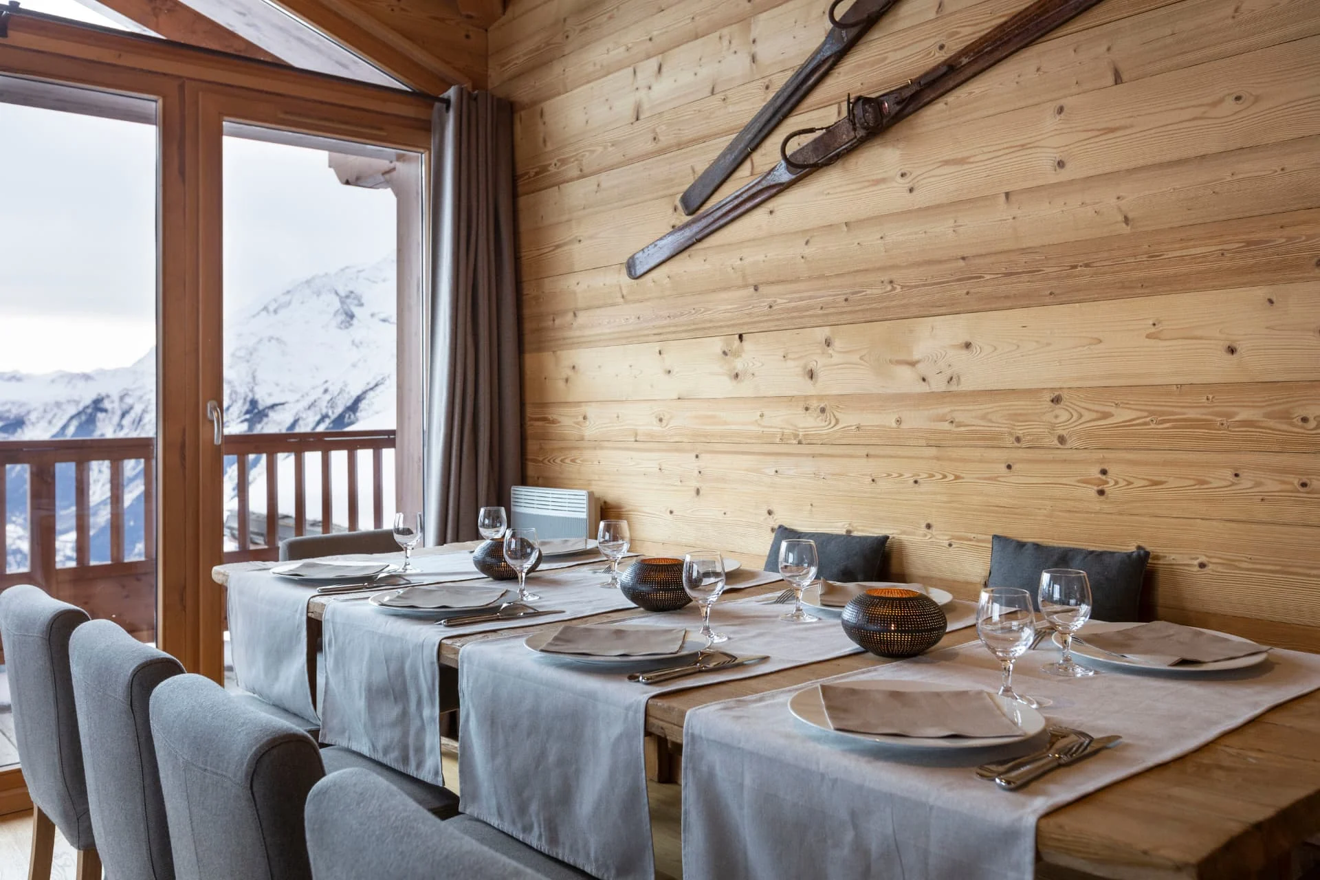 Salle à manger de l'appartement Bellecombe face aux montagnes de La Rosière