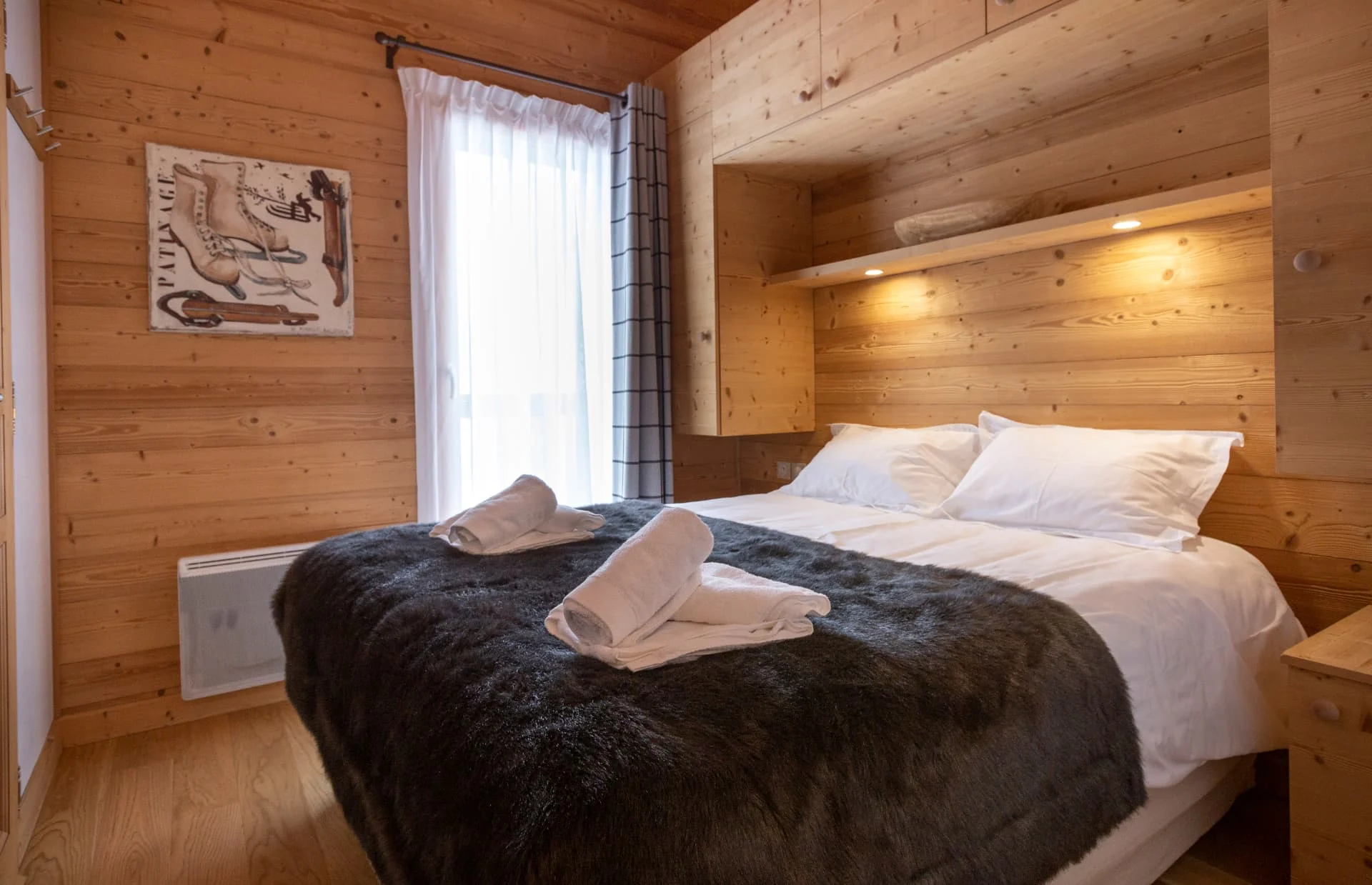 Chambre de l'appartement Belvédère habillée de vieux bois, résidence Miravidi