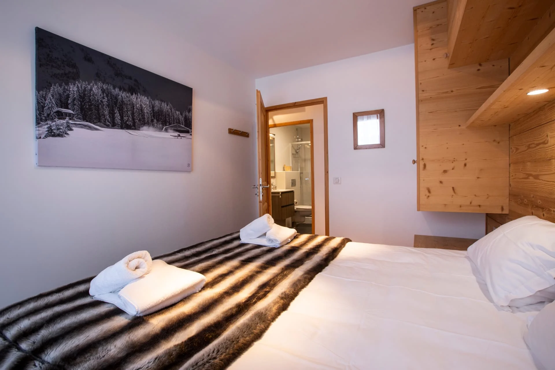Chambre avec lit double de l'appartement Mouflon et sa salle de douche privative