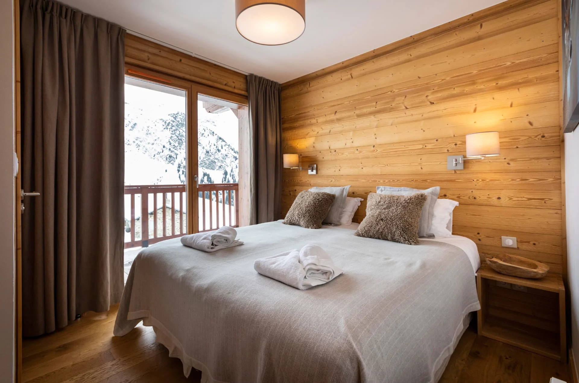 Chambre de l'appartement Lauzes avec lit double et vue sur les montagnes de la Tarentaise