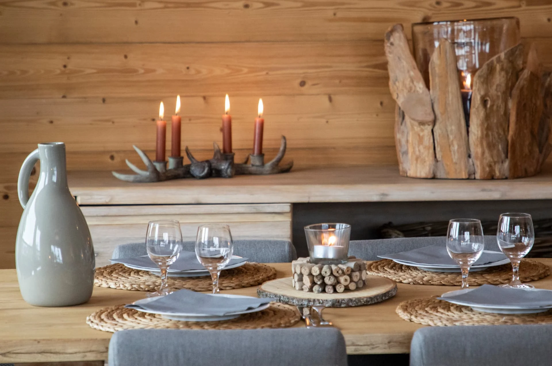Table dressée et décoration montagne dans l'appartement Chardonnet
