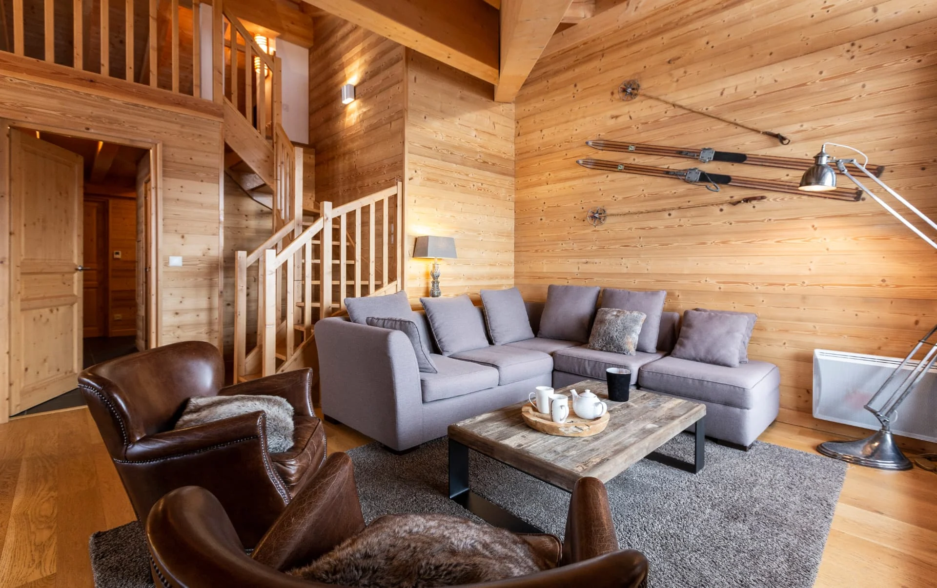 Séjour de l'appartement Belvédère avec escalier vers la mezzanine, résidence Miravidi à La Rosière