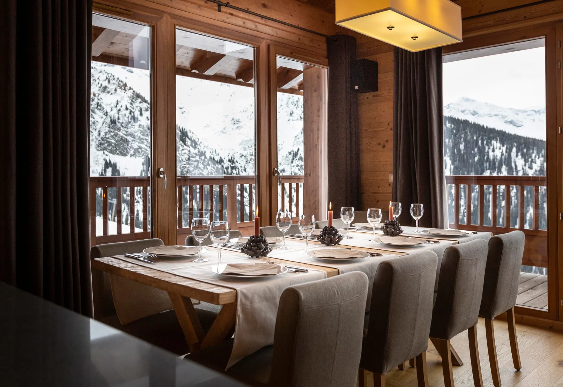 Table dressée de l'appartement San Bernardo face aux montagnes enneigées de La Rosière