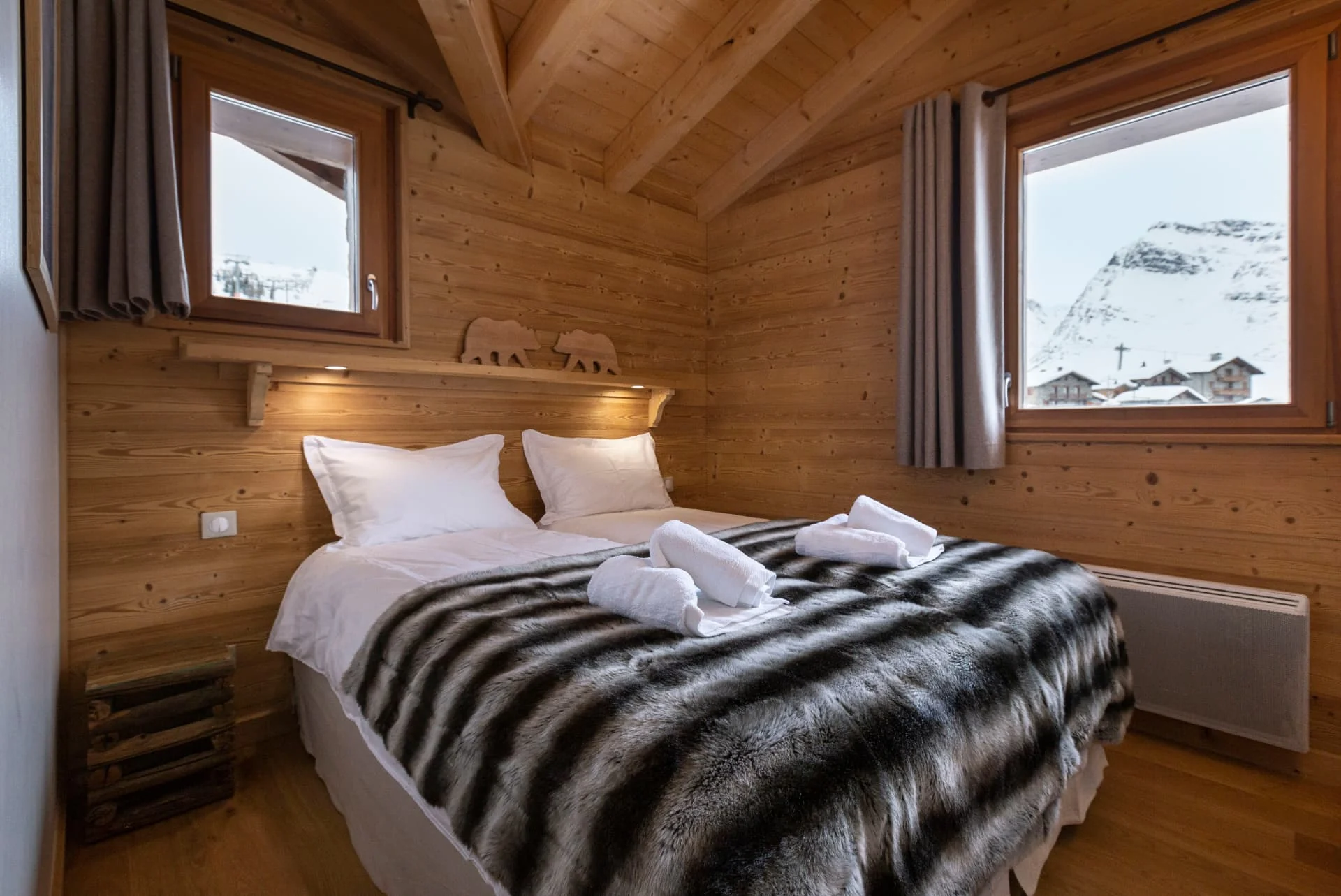 Chambre avec lits jumeaux et double fenêtre de l'appartement Bellecombe