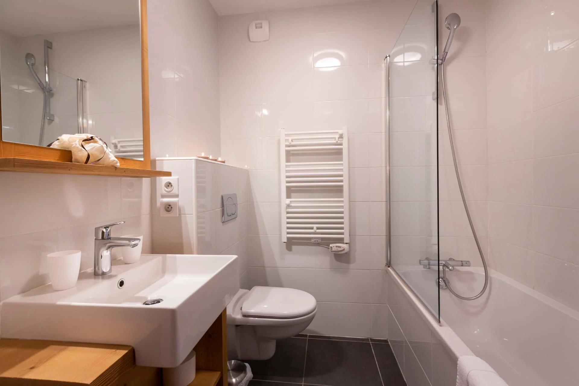 Salle de bain de l'appartement Lièvre Blanc avec baignoire-douche et WC