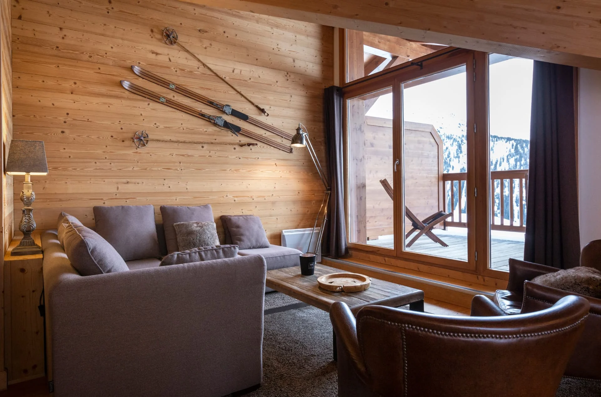 Salon de l'appartement Belvédère ouvert sur le balcon et la vue montagne