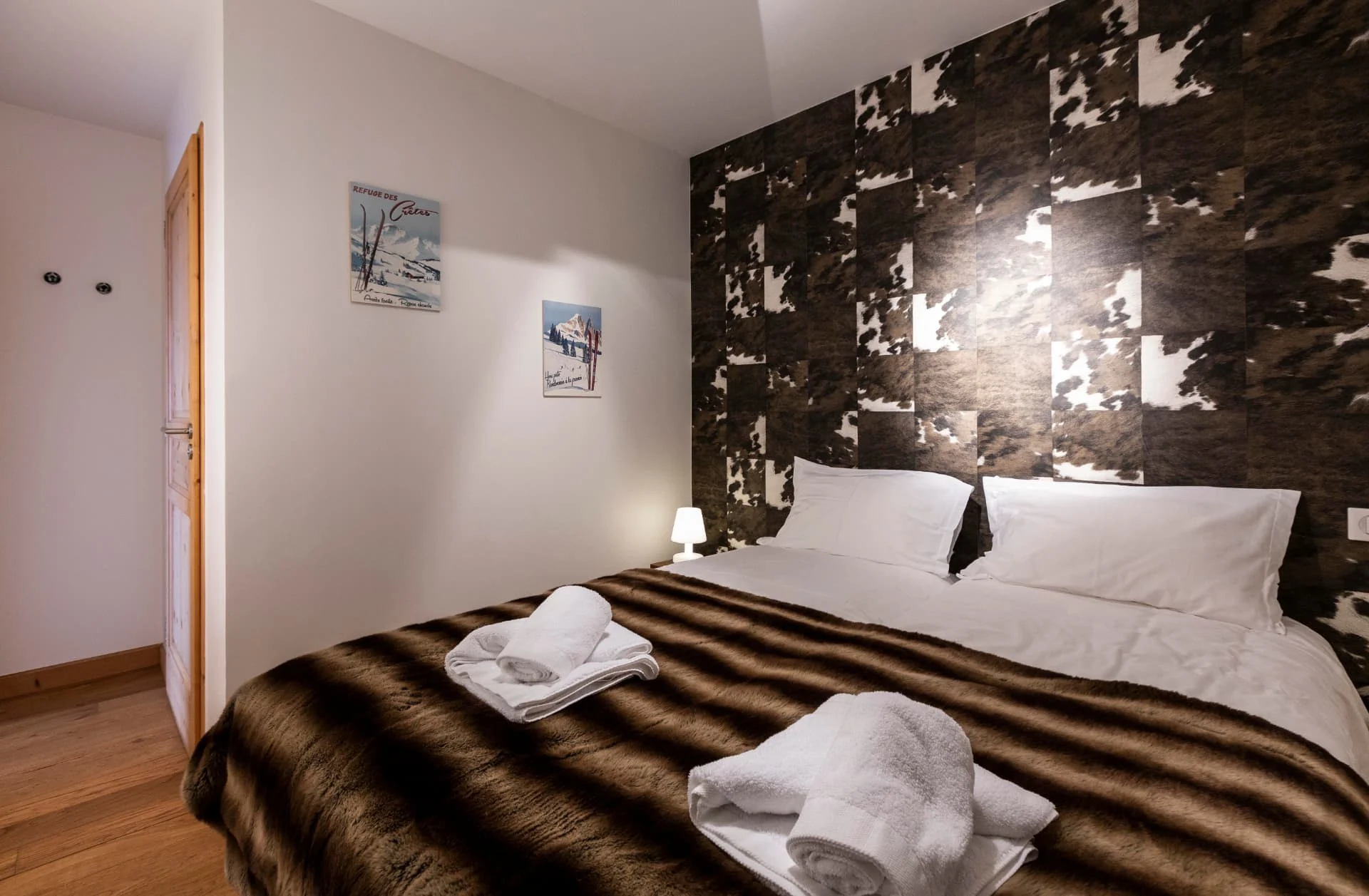Chambre de l'appartement Chamois avec lit double et tête de lit en peau