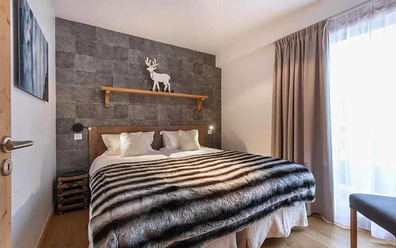 Chambre de l'appartement Petit Bois avec lits jumeaux et tête de lit ardoise