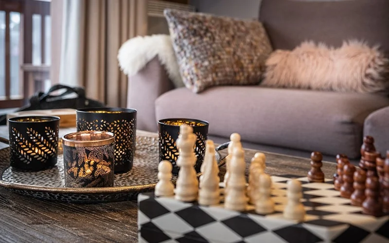 Jeu d'échecs installé dans le salon de l'appartement Petit Bois