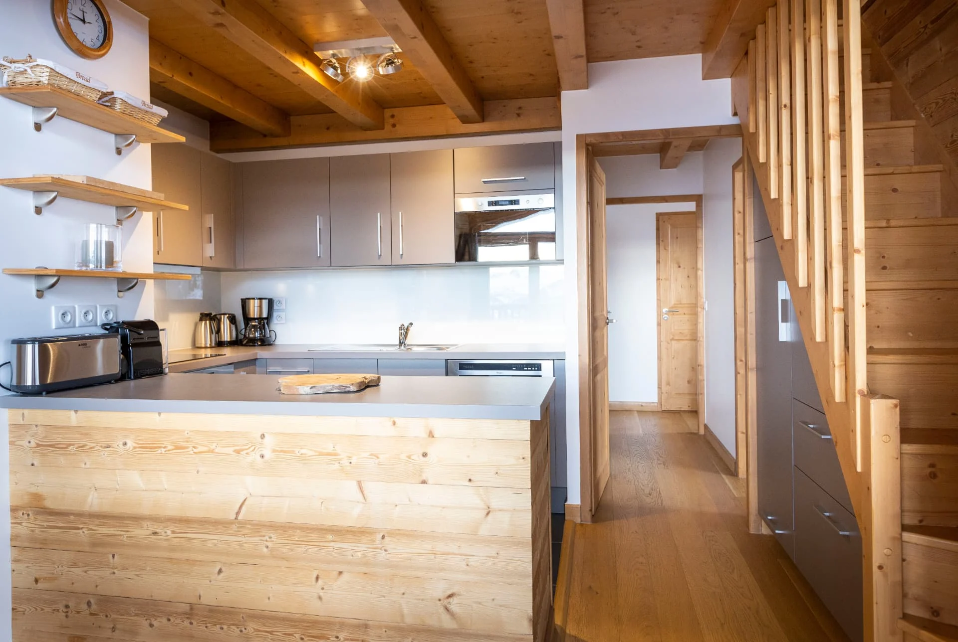 Cuisine équipée de l'appartement Bellecombe et escalier vers la mezzanine