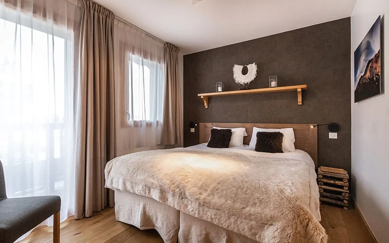 Chambre lumineuse avec lits jumeaux de l'appartement Petit Bois