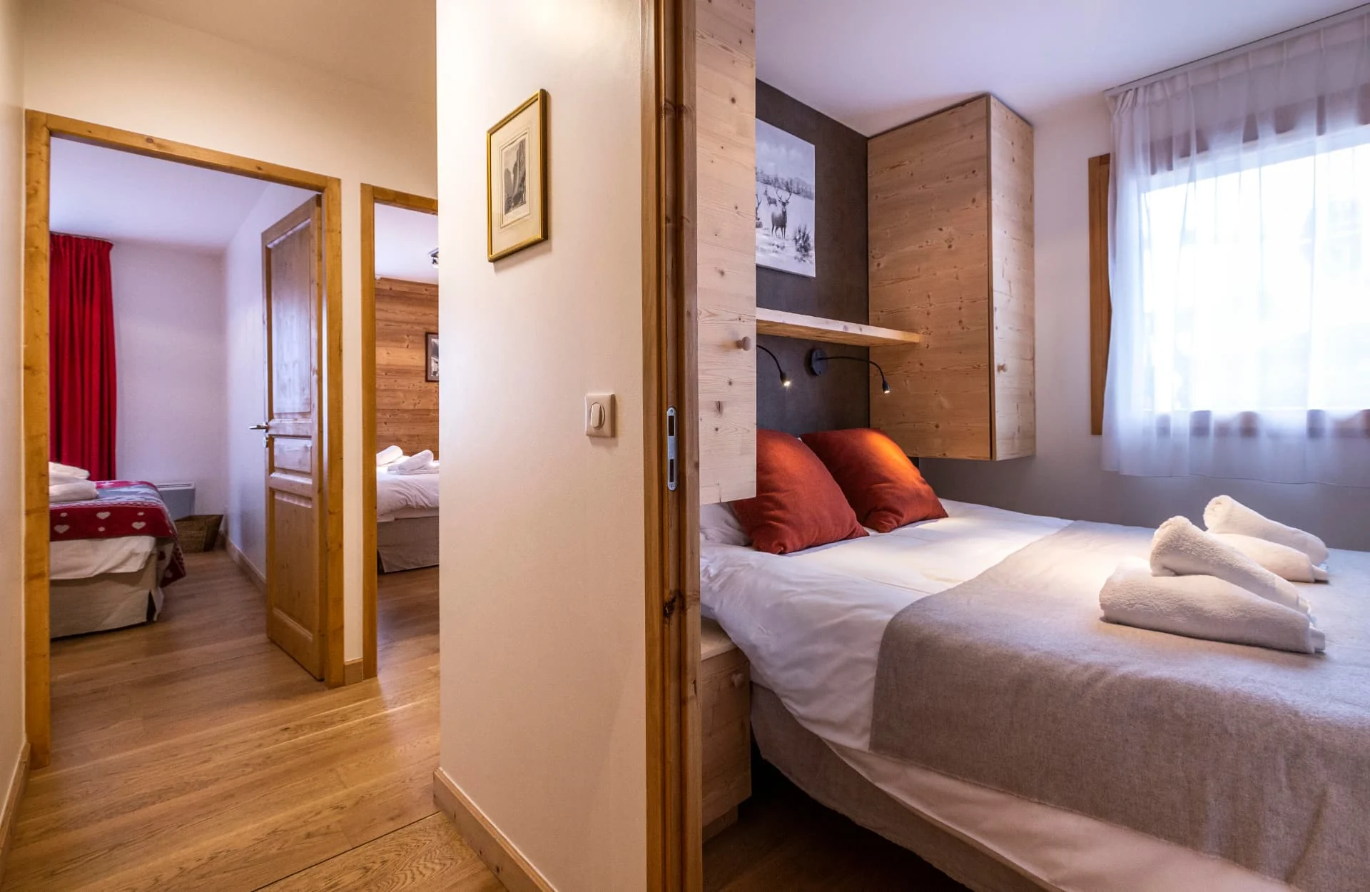 Chambre avec lit double de l'appartement Roc Noir ouverte sur le couloir