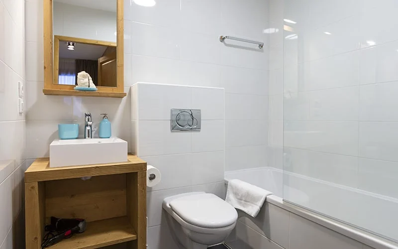 Salle de bain de l'appartement Gélinotte avec baignoire et WC