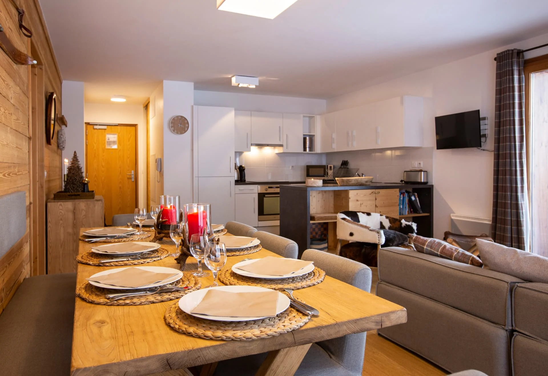 Cuisine ouverte et table dressée de l'appartement Mouflon, résidence Miravidi