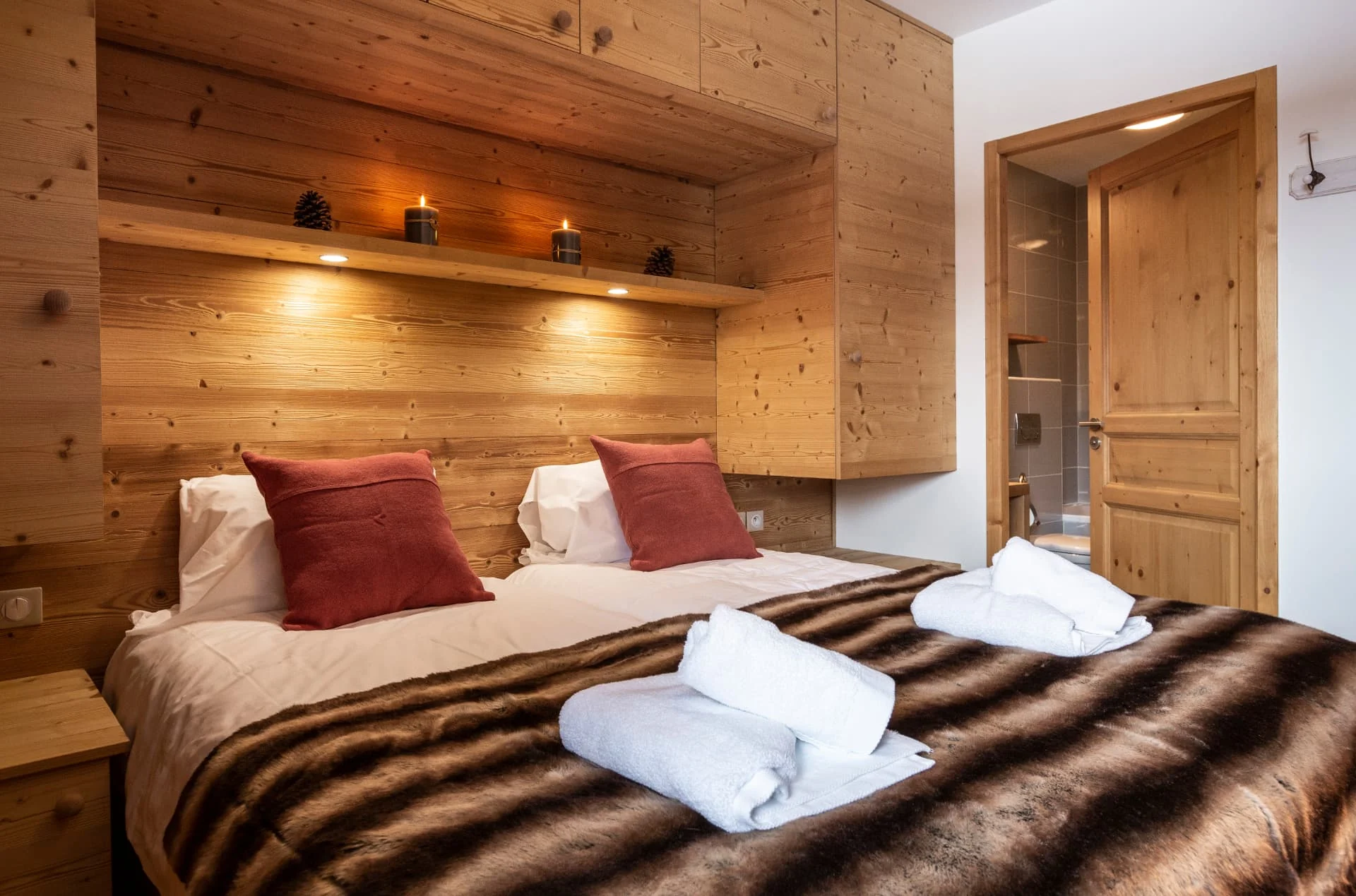 Chambre de l'appartement Chardonnet avec lit double et salle d'eau privative
