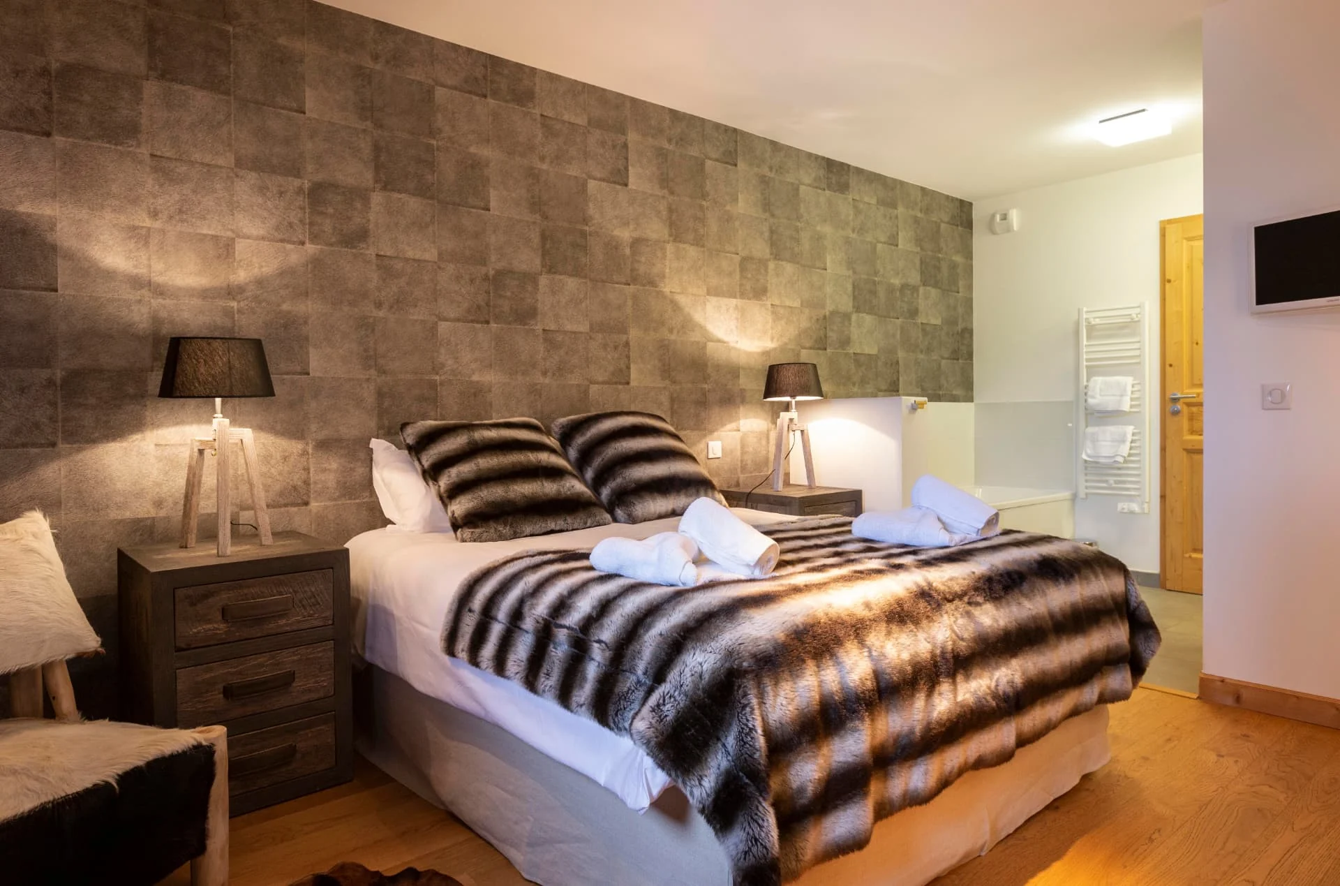 Chambre parentale de l'appartement Chamois avec salle d'eau attenante