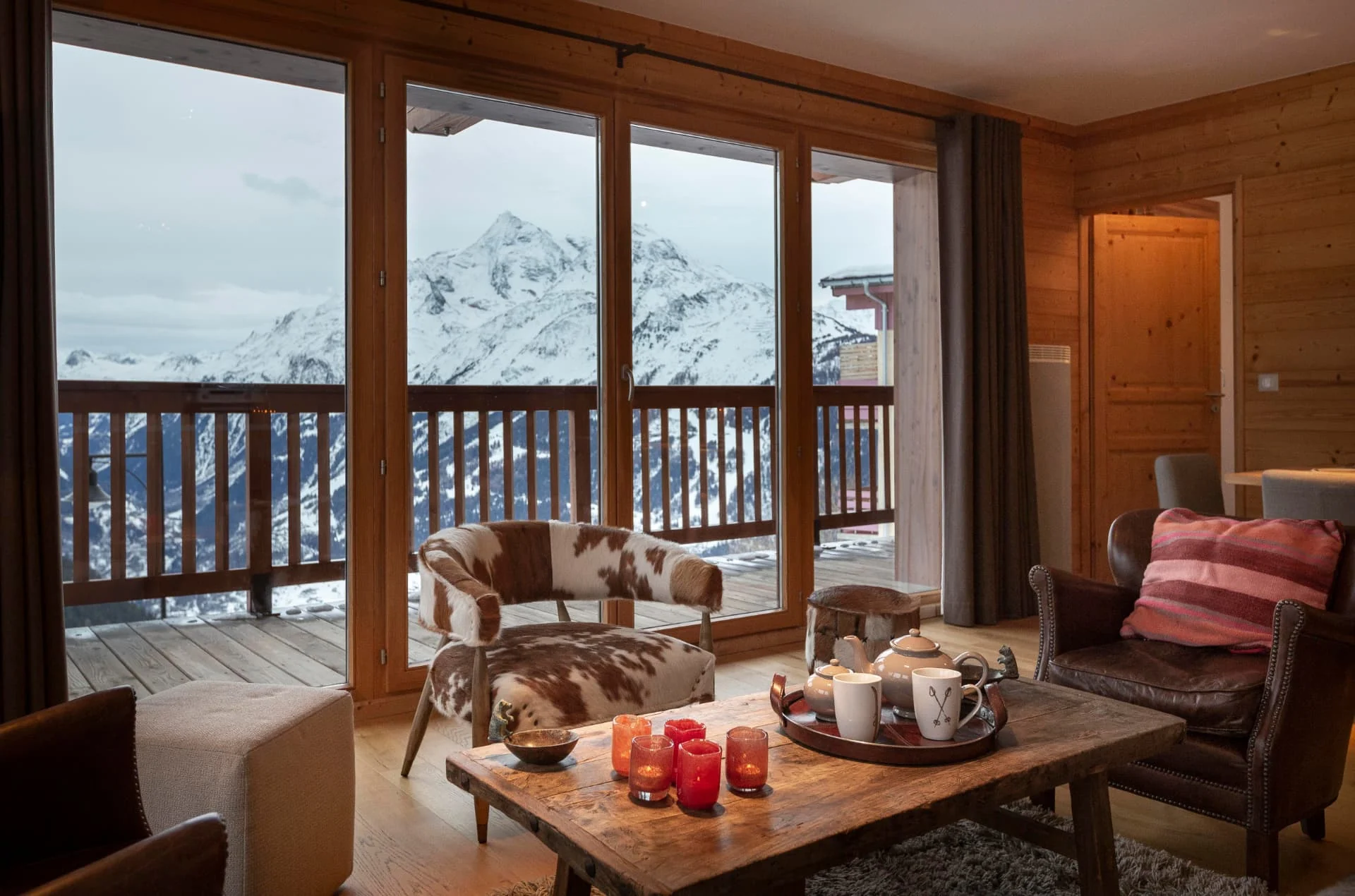 Salon de l'appartement Primavera ouvert sur le balcon et la vue sur la vallée