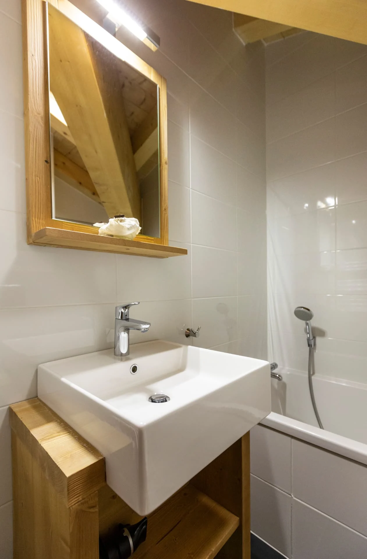 Salle de bain de l'appartement Belvédère avec baignoire et vasque blanche