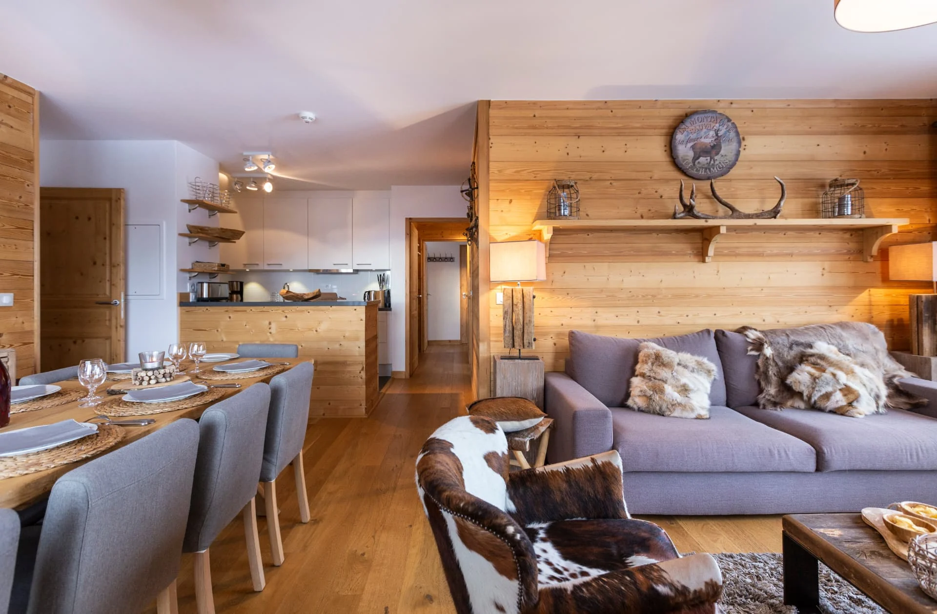 Séjour et cuisine ouverte de l'appartement Chardonnet, résidence Miravidi