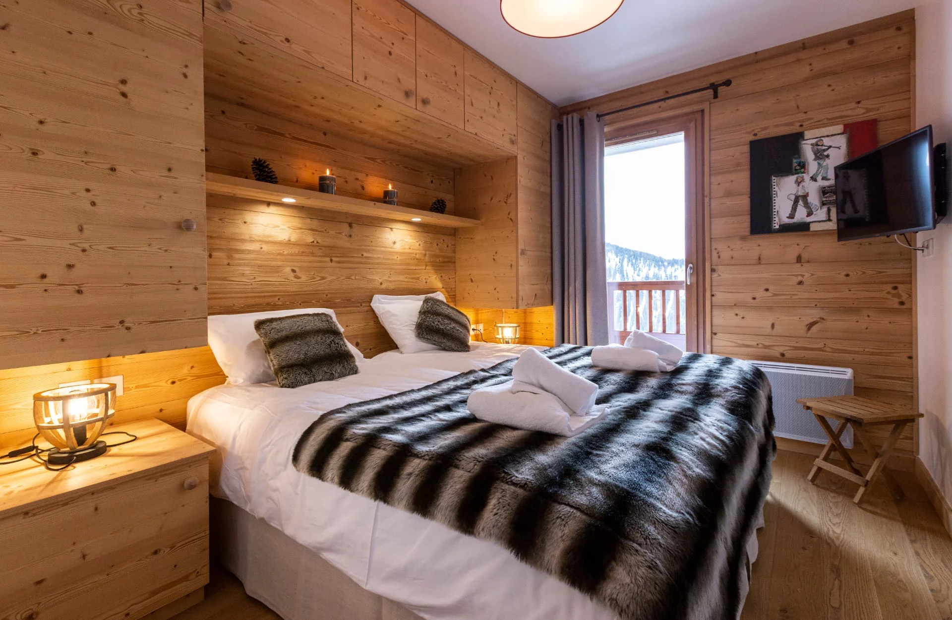 Chambre avec lit double et télévision de l'appartement Chardonnet