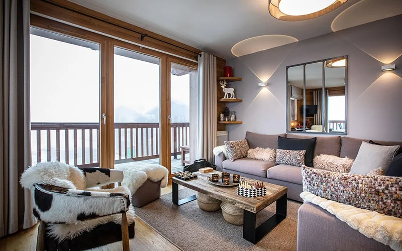 Salon de l'appartement Petit Bois ouvert sur la terrasse en L, résidence Miravidi