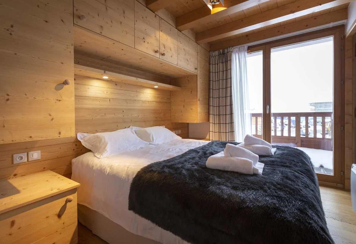 Chambre avec lit double de l'appartement Belvédère ouverte sur le balcon