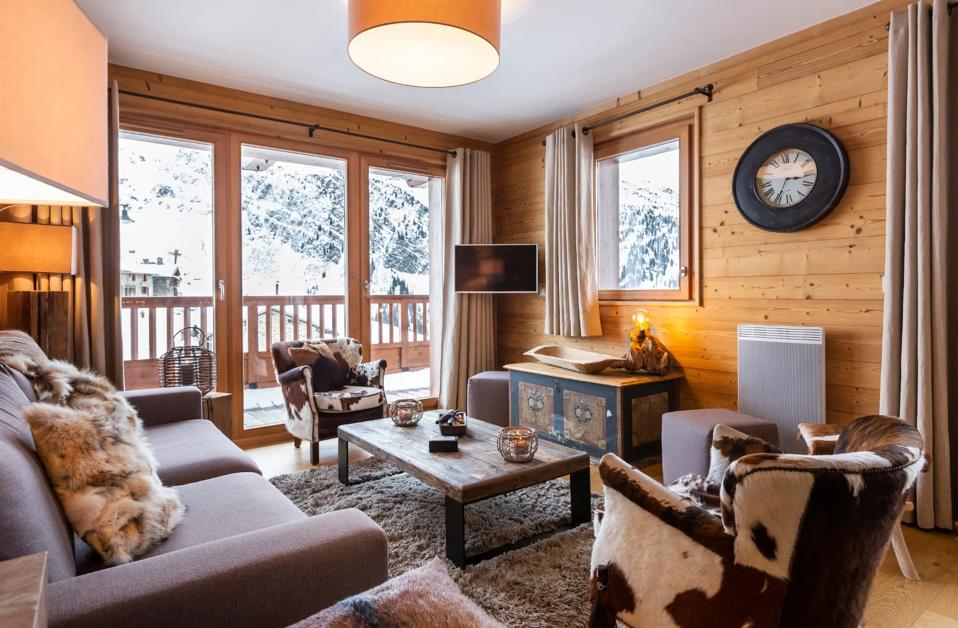 Séjour et salon de l'appartement Chardonnet avec vue sur la Tarentaise, résidence Miravidi à La Rosière