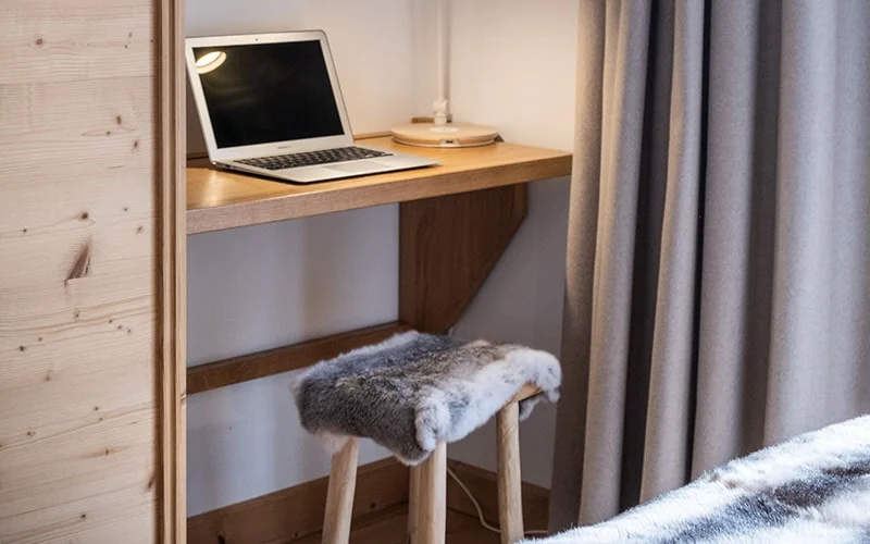 Coin bureau aménagé dans une chambre de l'appartement Petit Bois