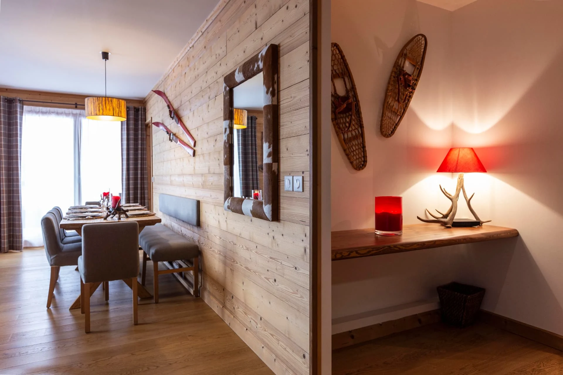 Coin repas de l'appartement Roc Noir avec boiseries et décoration montagne