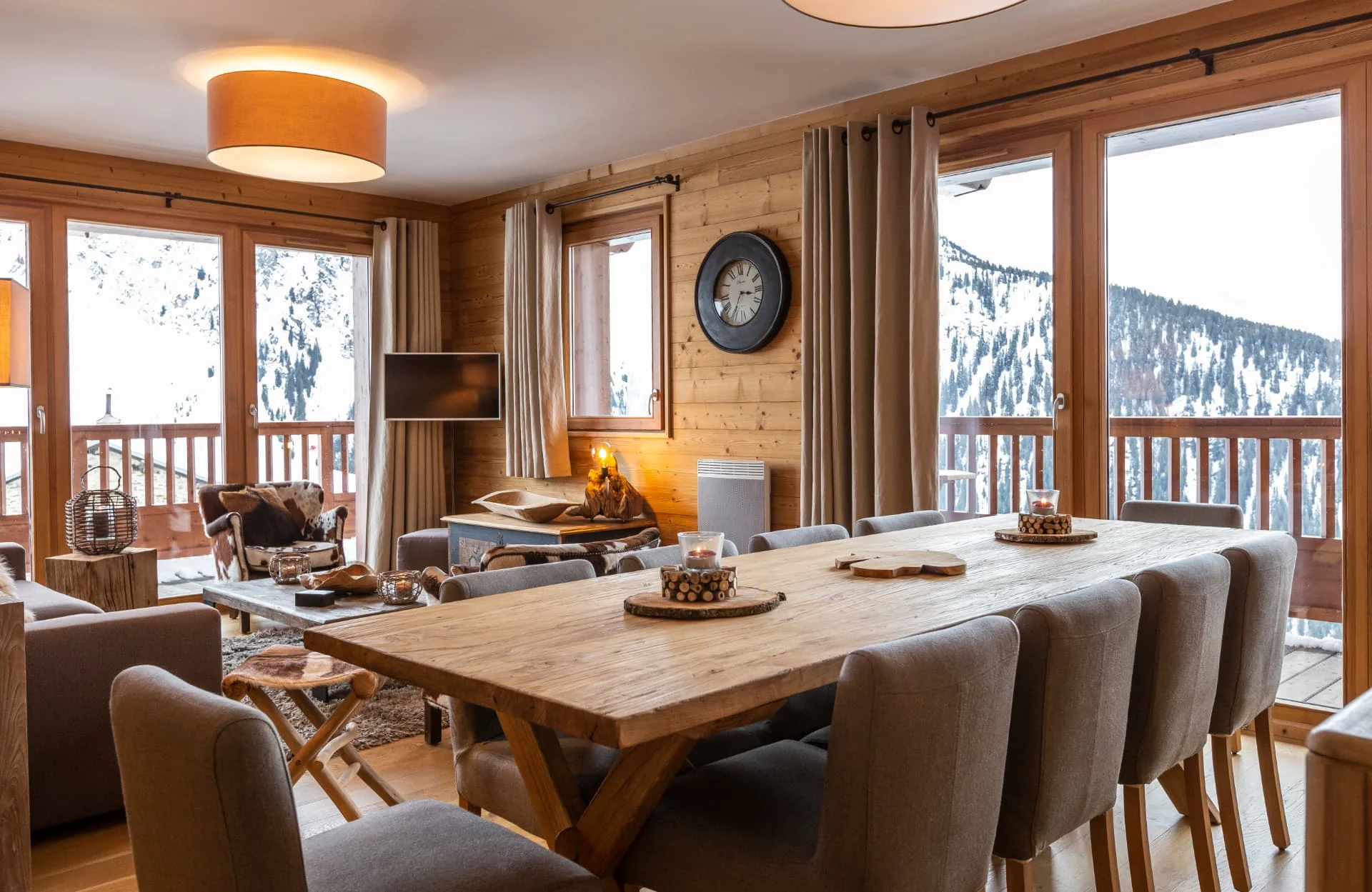 Grande table du séjour de l'appartement Chardonnet face à la vue montagne