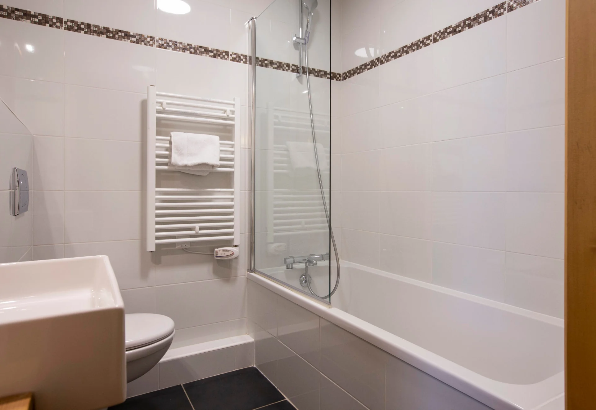 Salle de bain de l'appartement San Bernardo avec baignoire, WC et sèche-serviettes