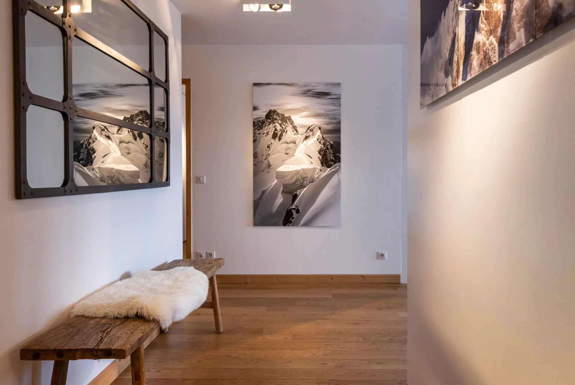 Entrée de l'appartement Chamois avec décoration montagne contemporaine