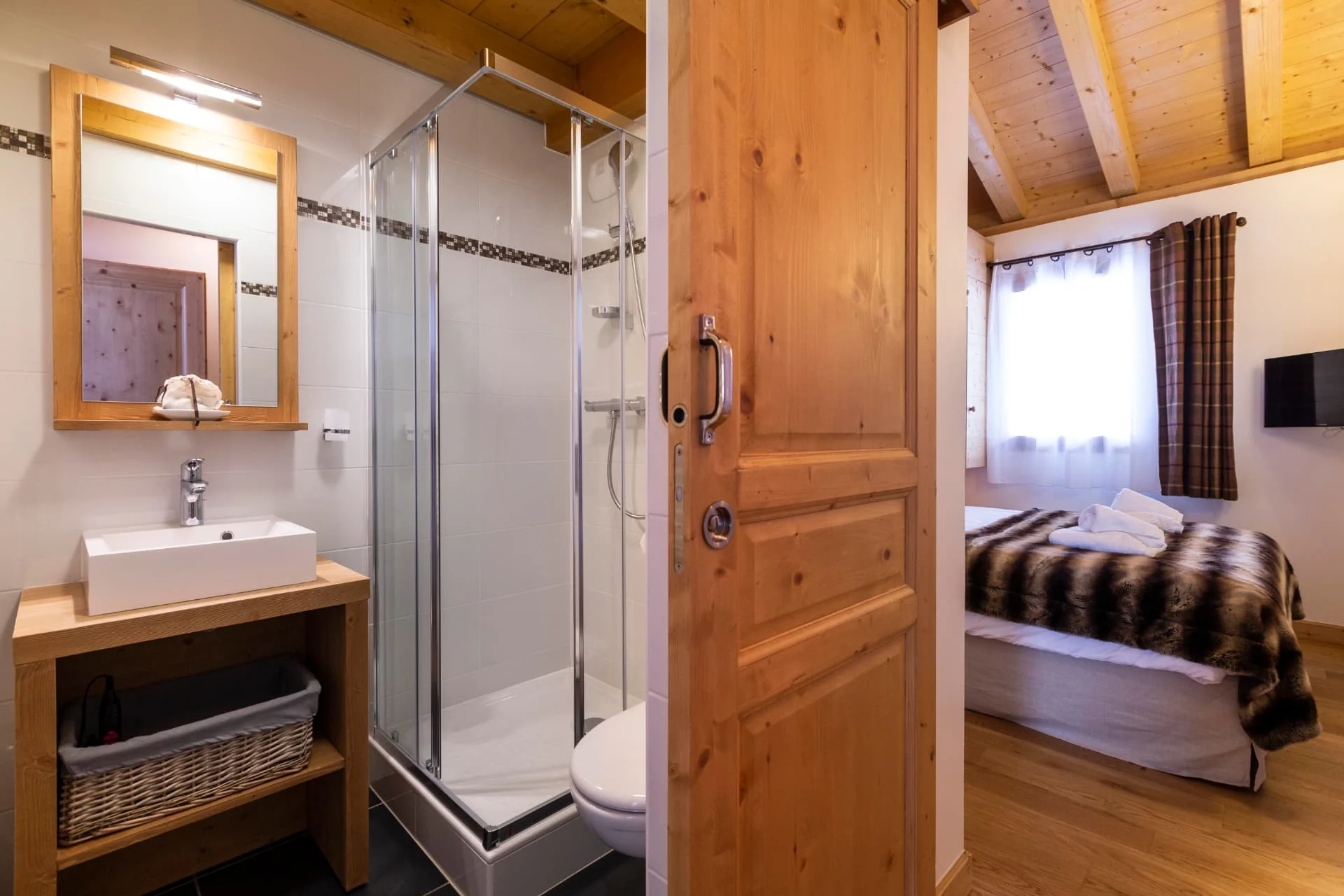 Salle de douche de l'appartement San Bernardo ouverte sur une chambre lit double