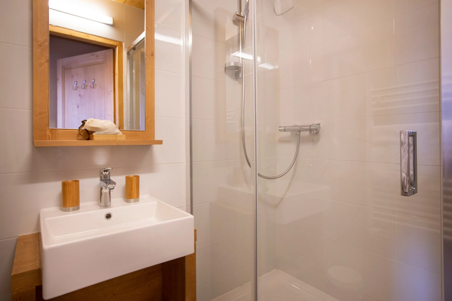 Salle de bain de l'appartement Bellecombe avec douche à l'italienne et vasque en céramique