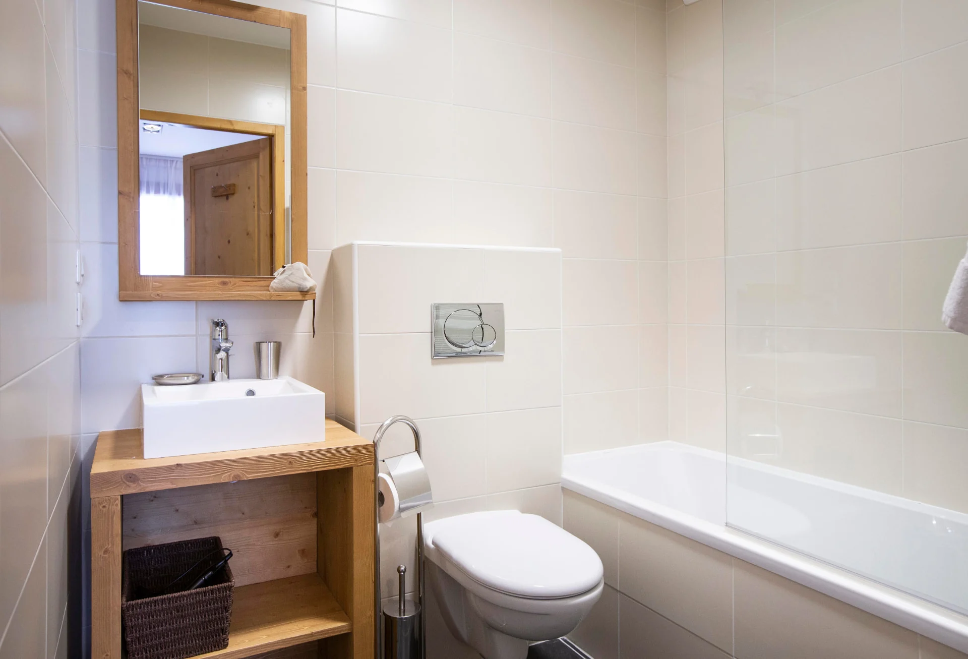 Salle de bain de l'appartement Roc Noir avec baignoire et WC