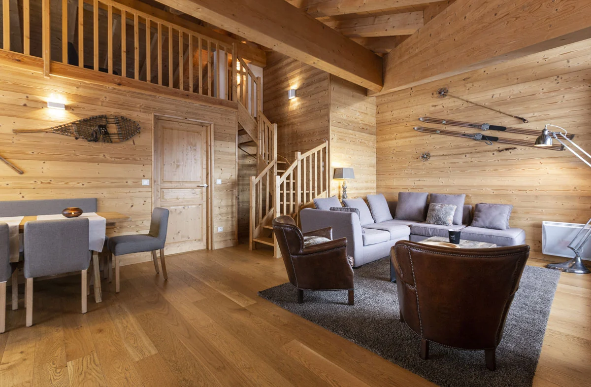 Cuisine ouverte et salle à manger de l'appartement Belvédère sous les boiseries claires