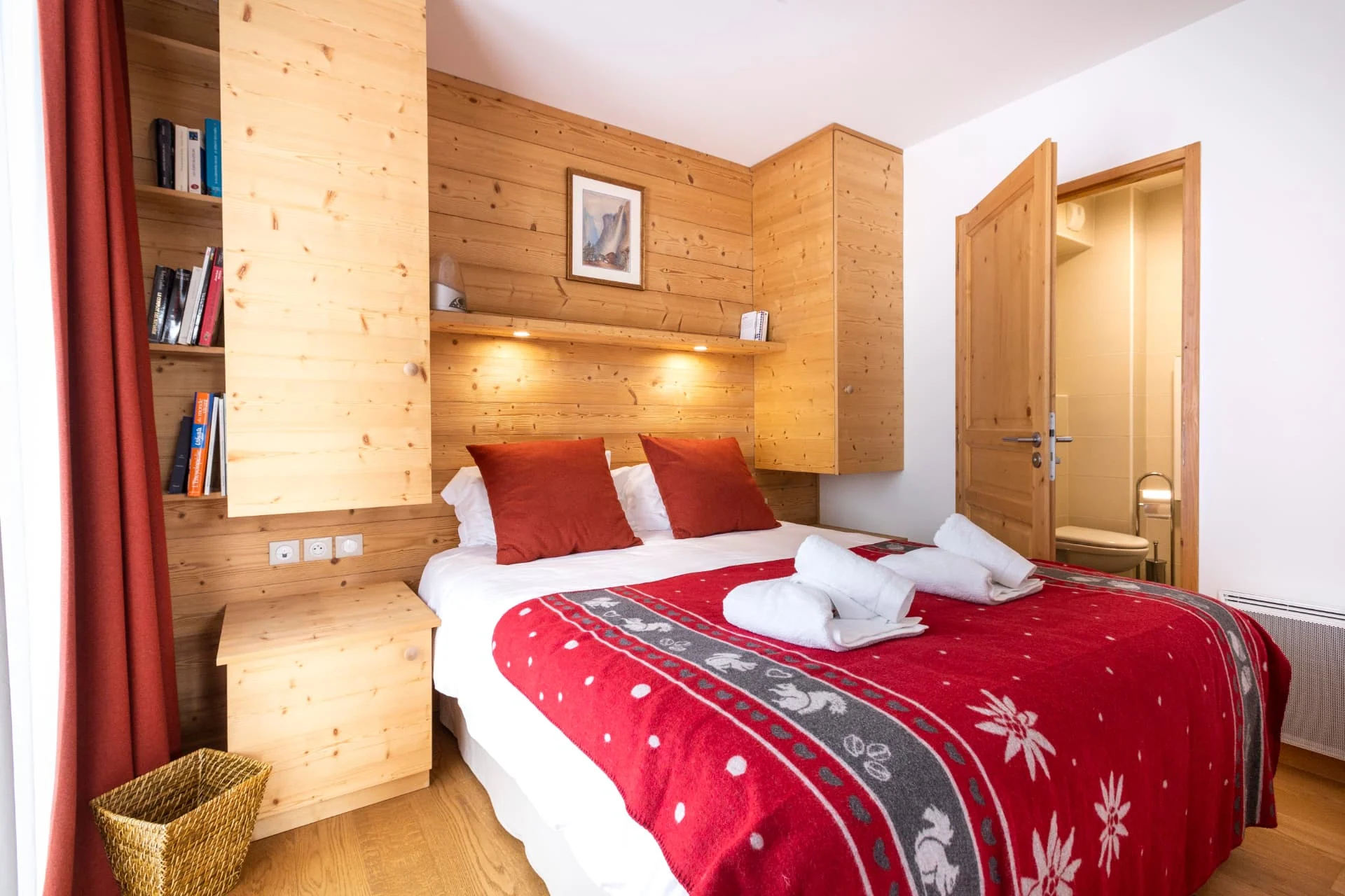 Chambre avec lit double de l'appartement Roc Noir habillée de vieux bois