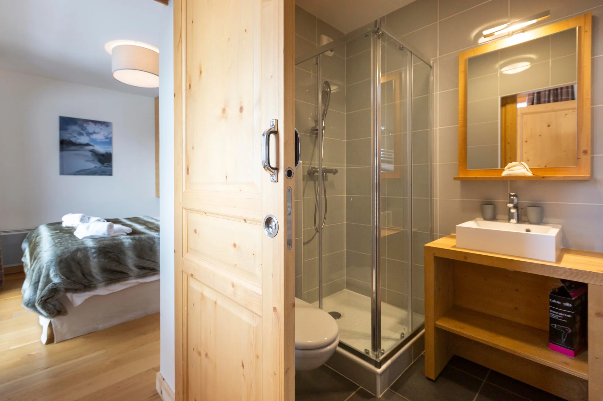 Salle de douche de l'appartement Lièvre Blanc avec vasque et miroir en bois