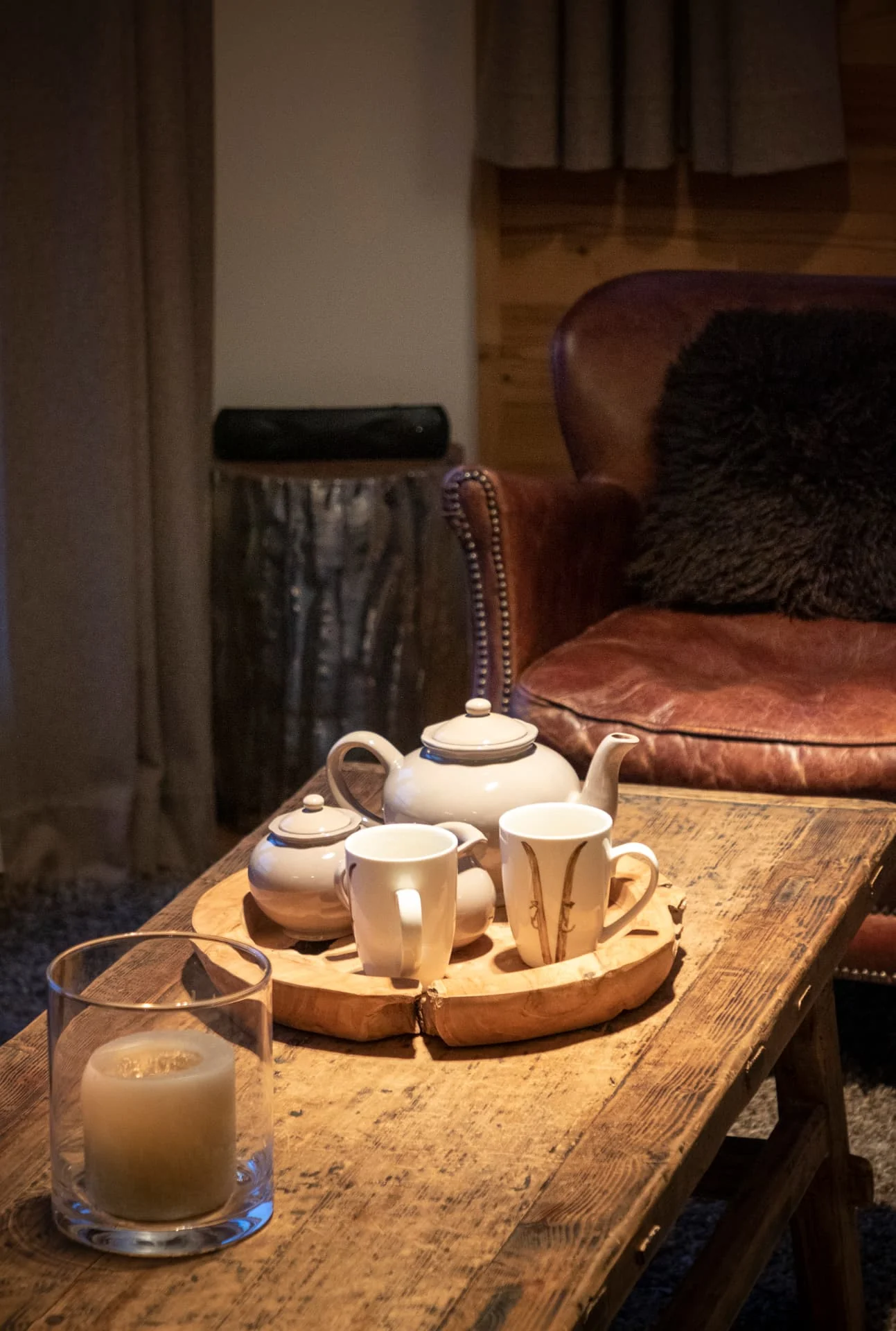 Plateau de thé servi dans le salon de l'appartement Gélinotte