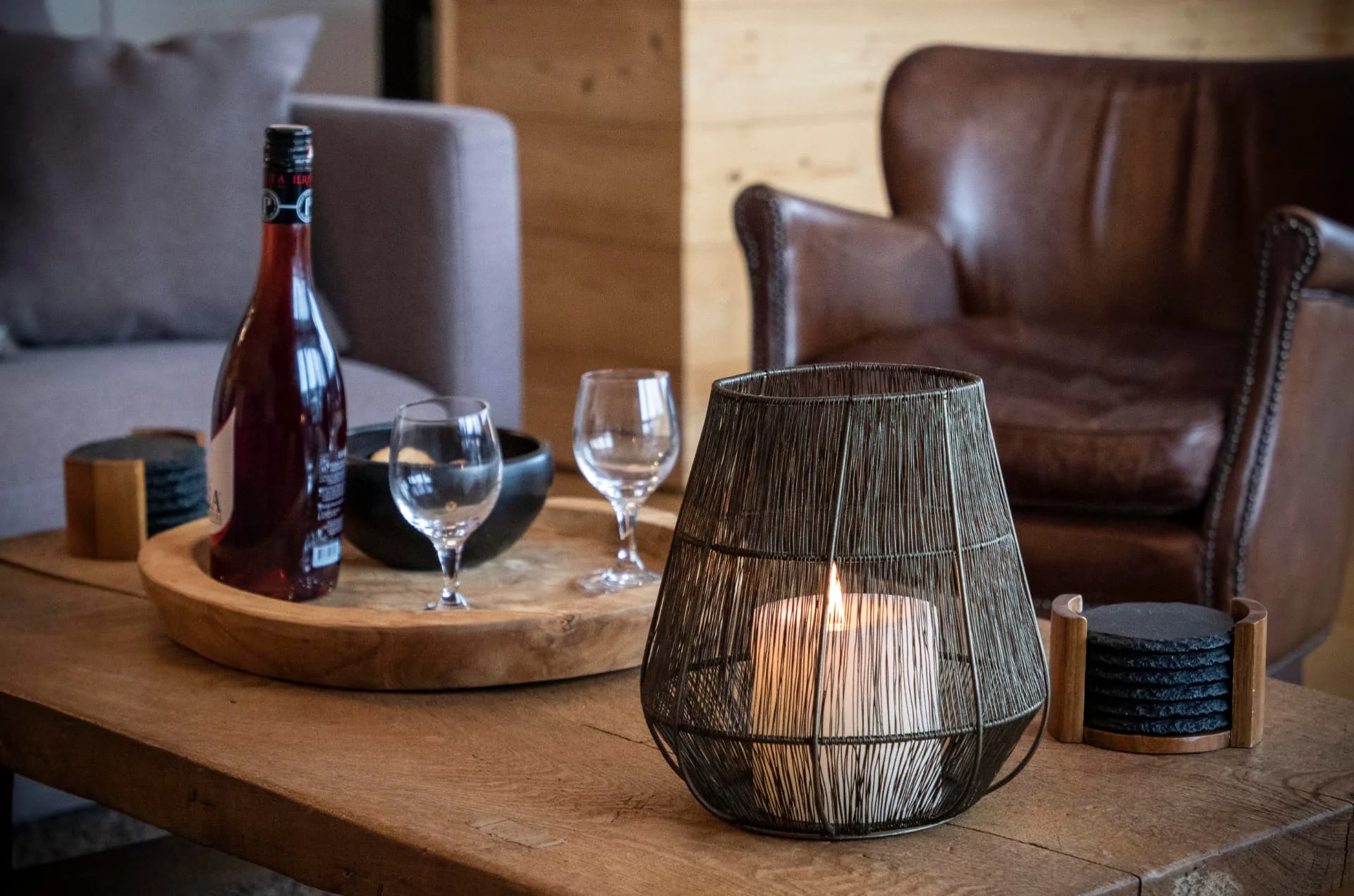 Plateau apéritif servi dans le salon de l'appartement Lièvre Blanc