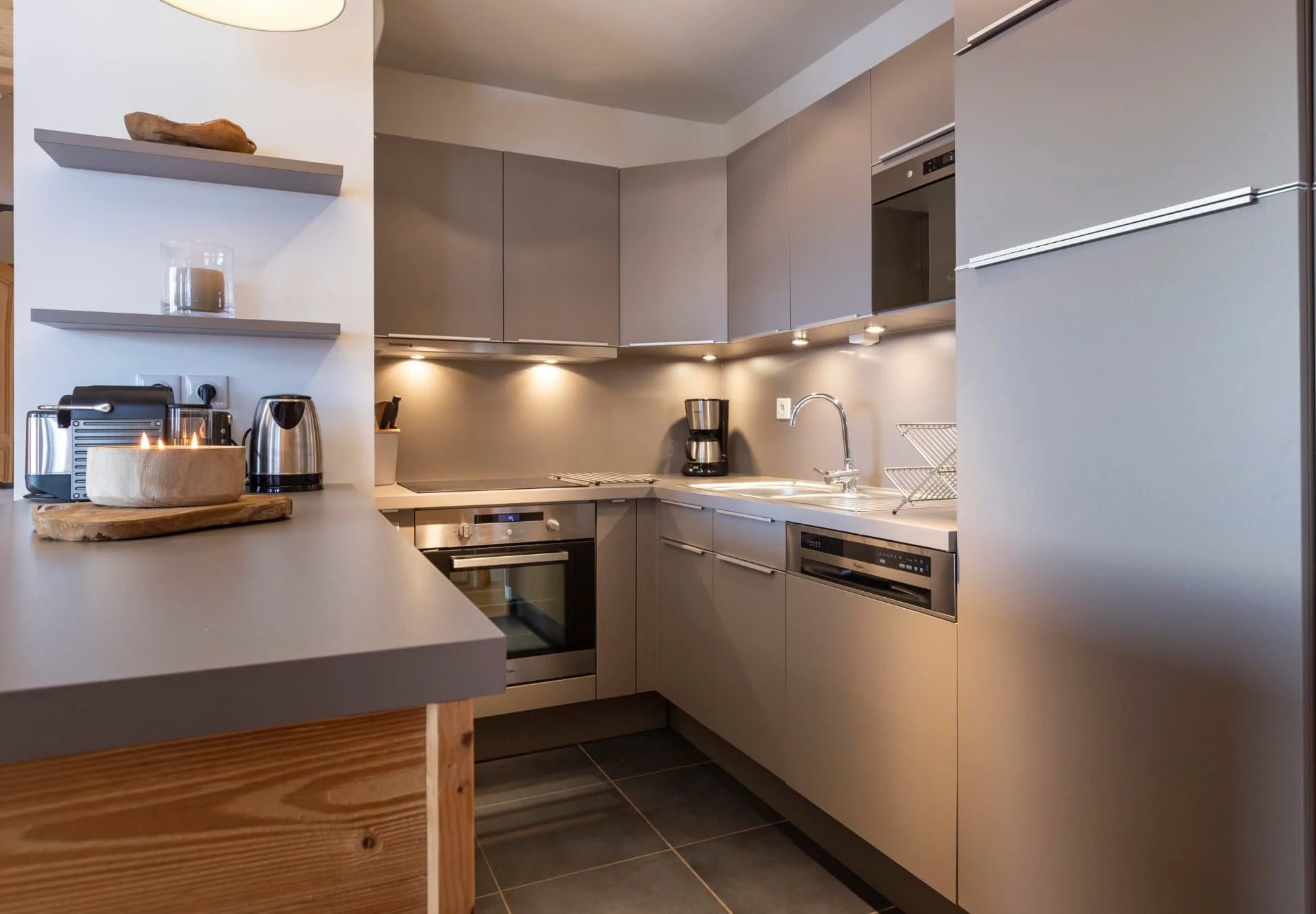 Cuisine entièrement équipée de l'appartement Lauzes à la résidence Miravidi