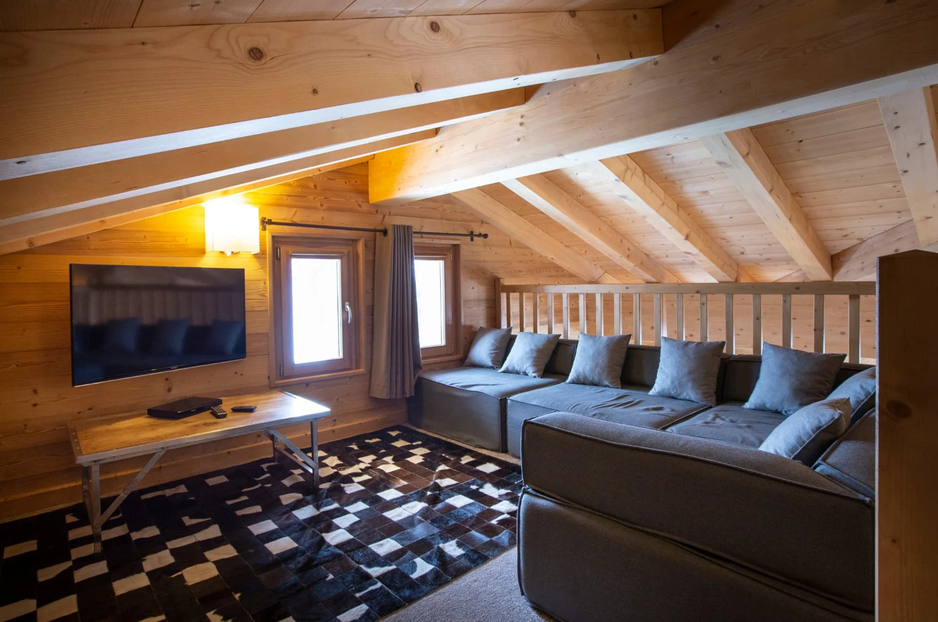 Mezzanine de l'appartement Bellecombe avec salon télévision, jeux et bureau