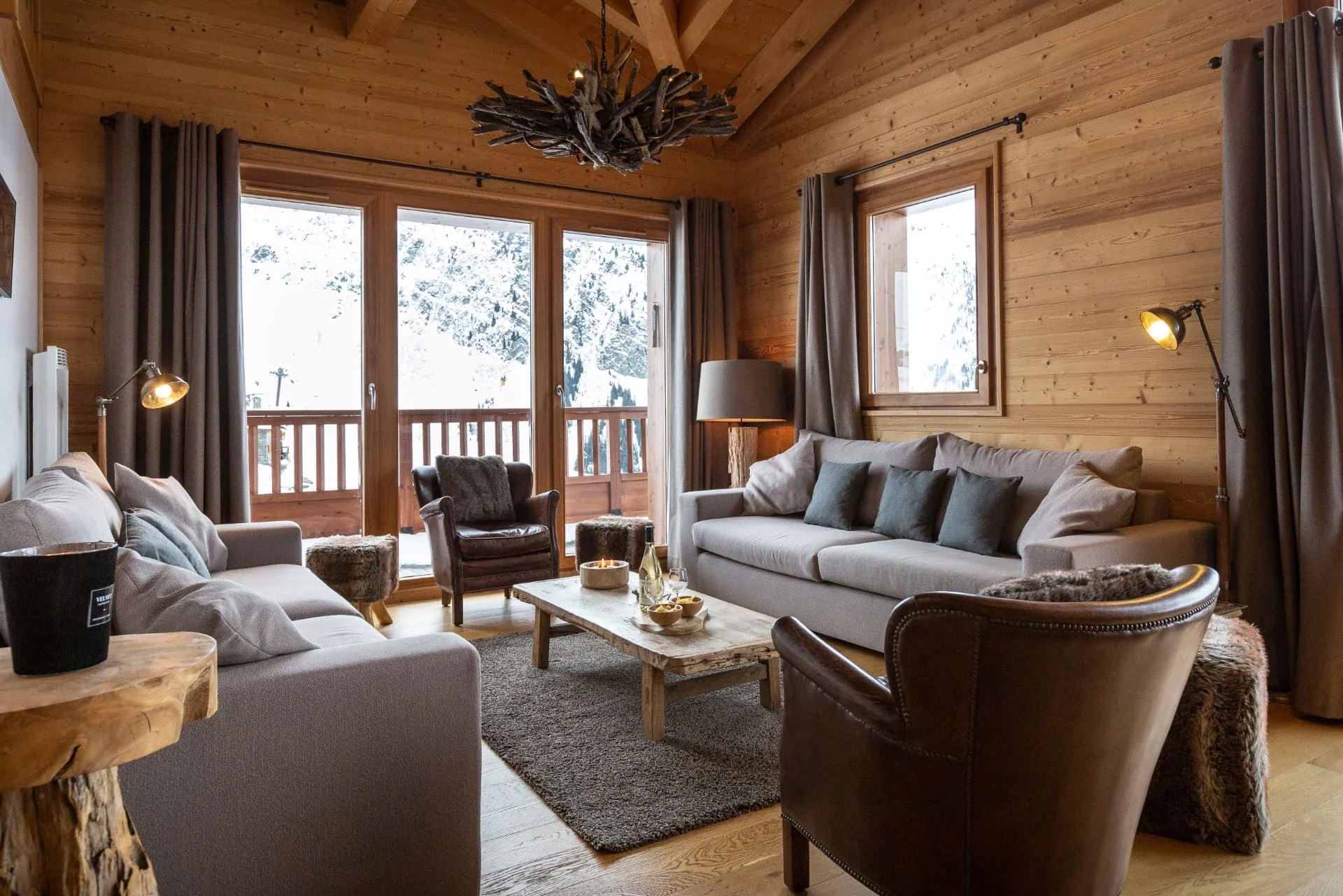 Salon de l'appartement Bellecombe ouvert sur la terrasse et la vue montagne, résidence Miravidi à La Rosière