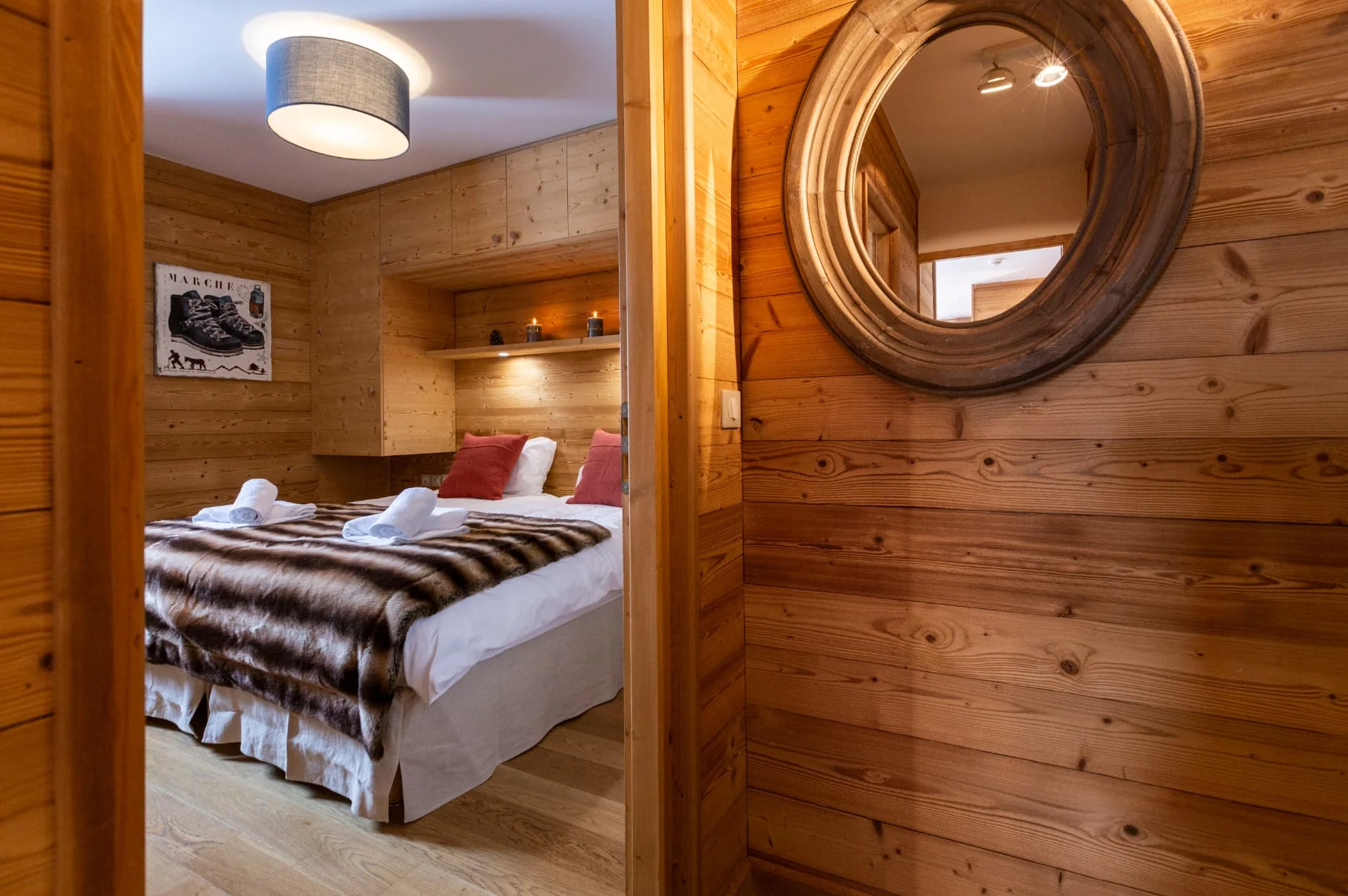 Chambre avec lits jumeaux de l'appartement Chardonnet et son miroir en bois