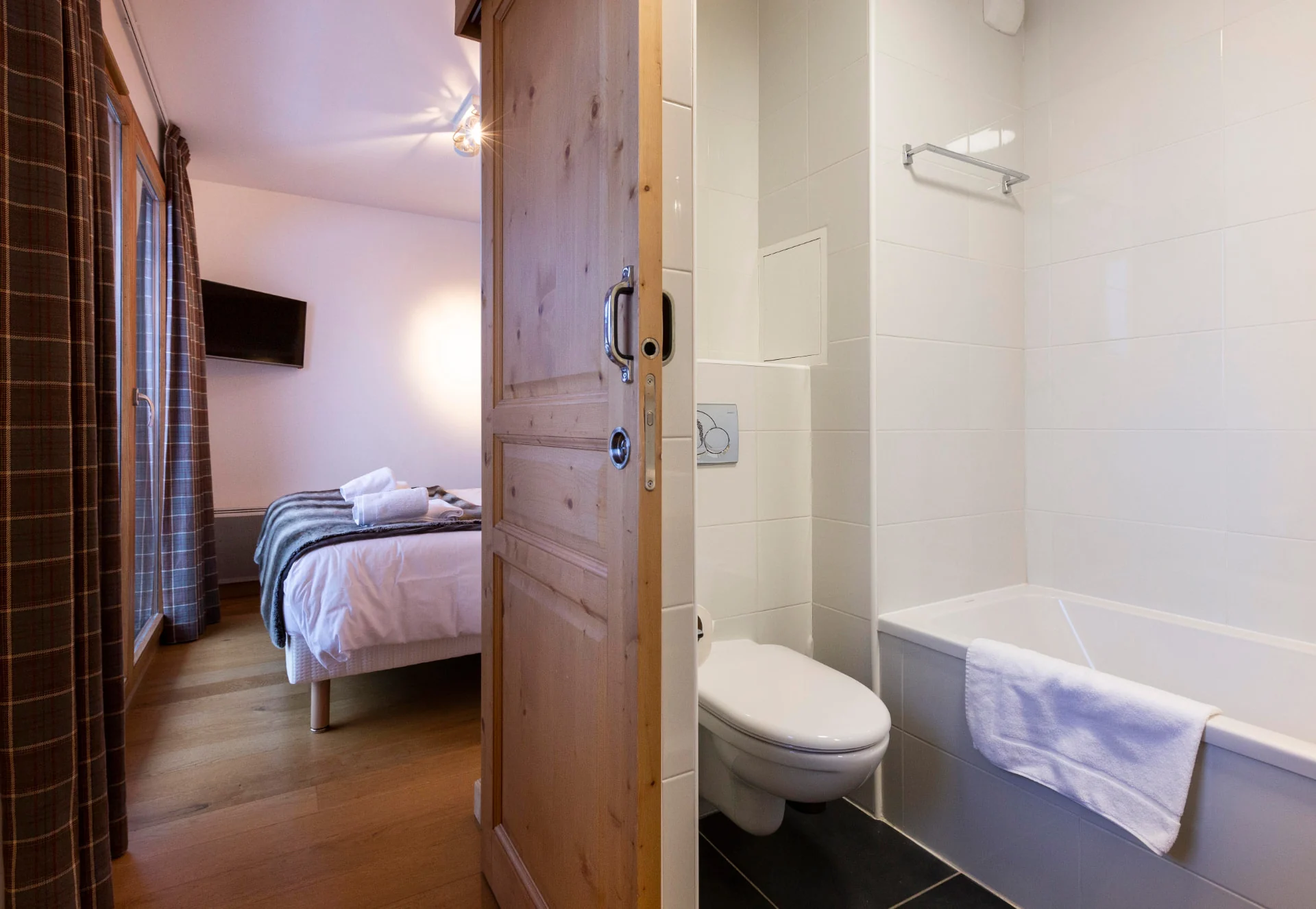 Salle de bain de l'appartement Primavera avec baignoire et accès chambre