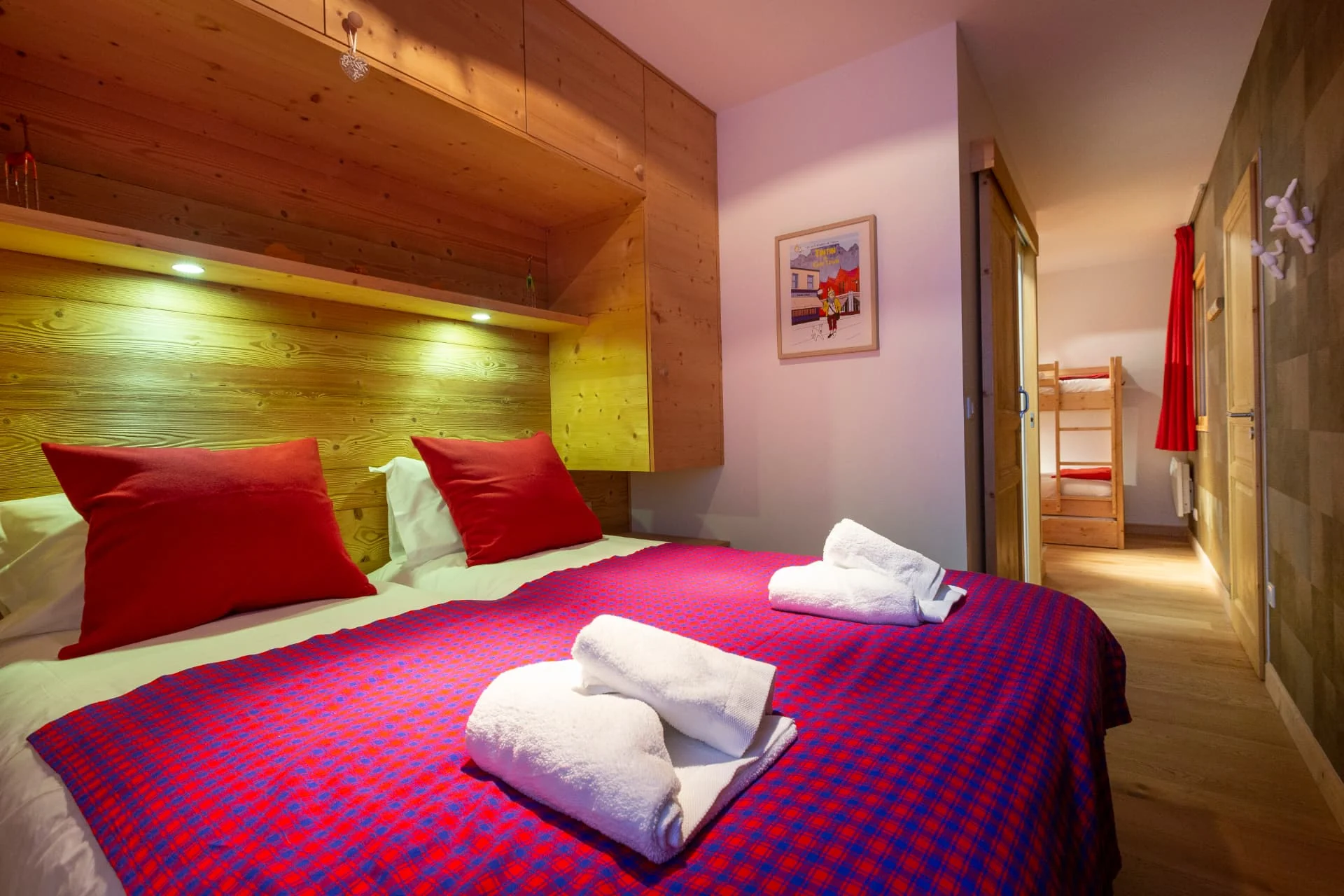Chambre avec lit double de l'appartement Gélinotte et sa tête de lit lumineuse